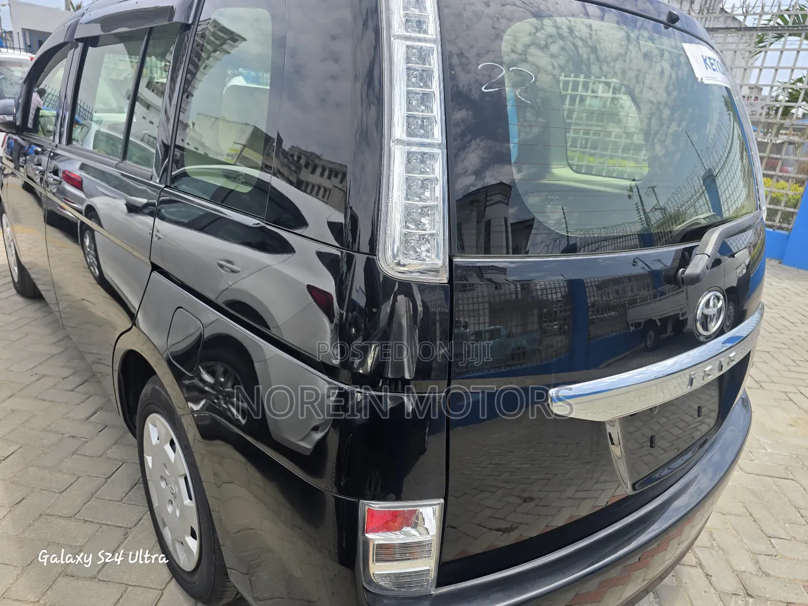 Toyota ISIS 2017 Matt Black