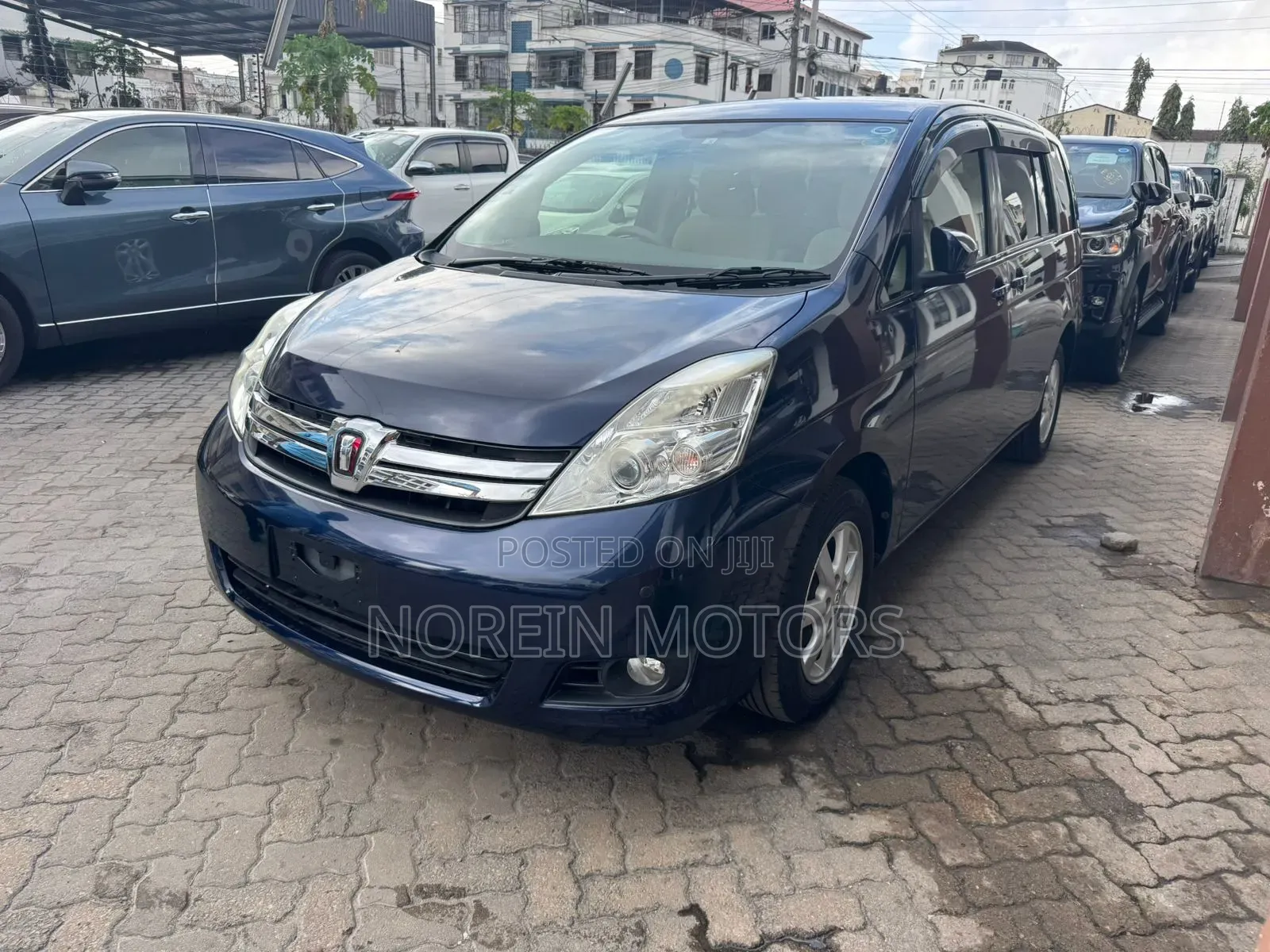 Toyota ISIS 2016 Blue