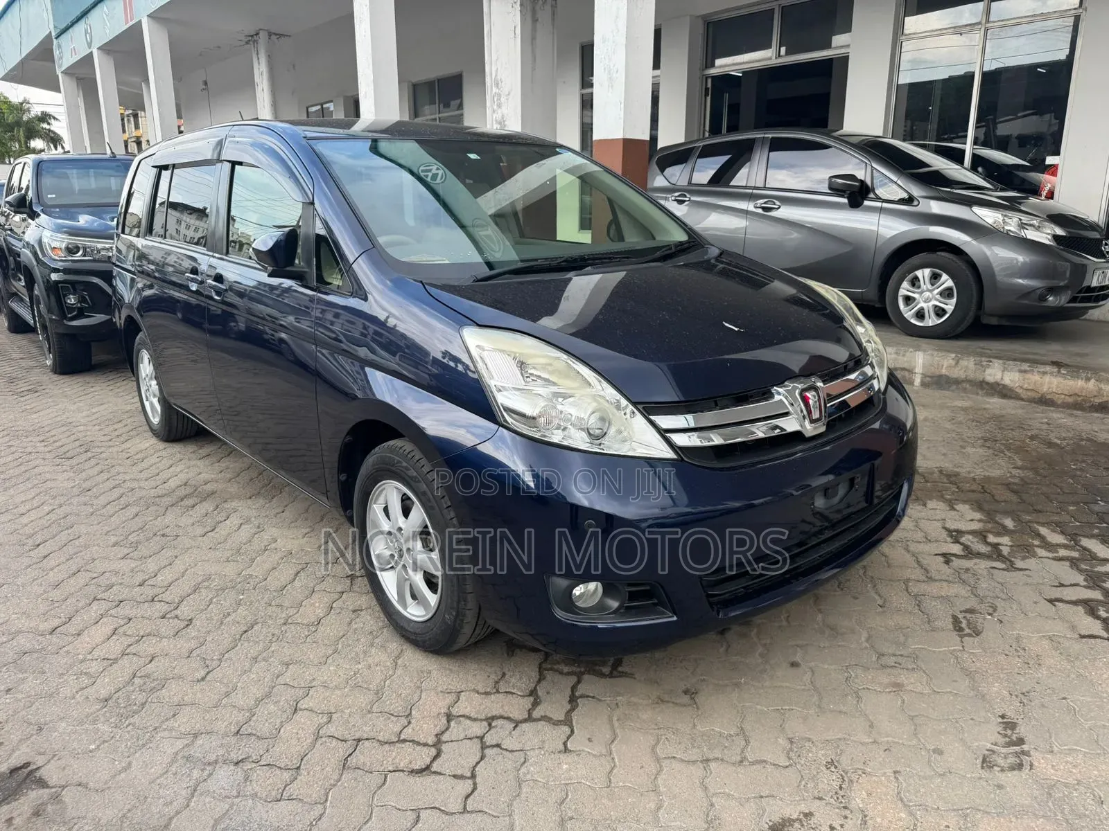 Toyota ISIS 2016 Blue