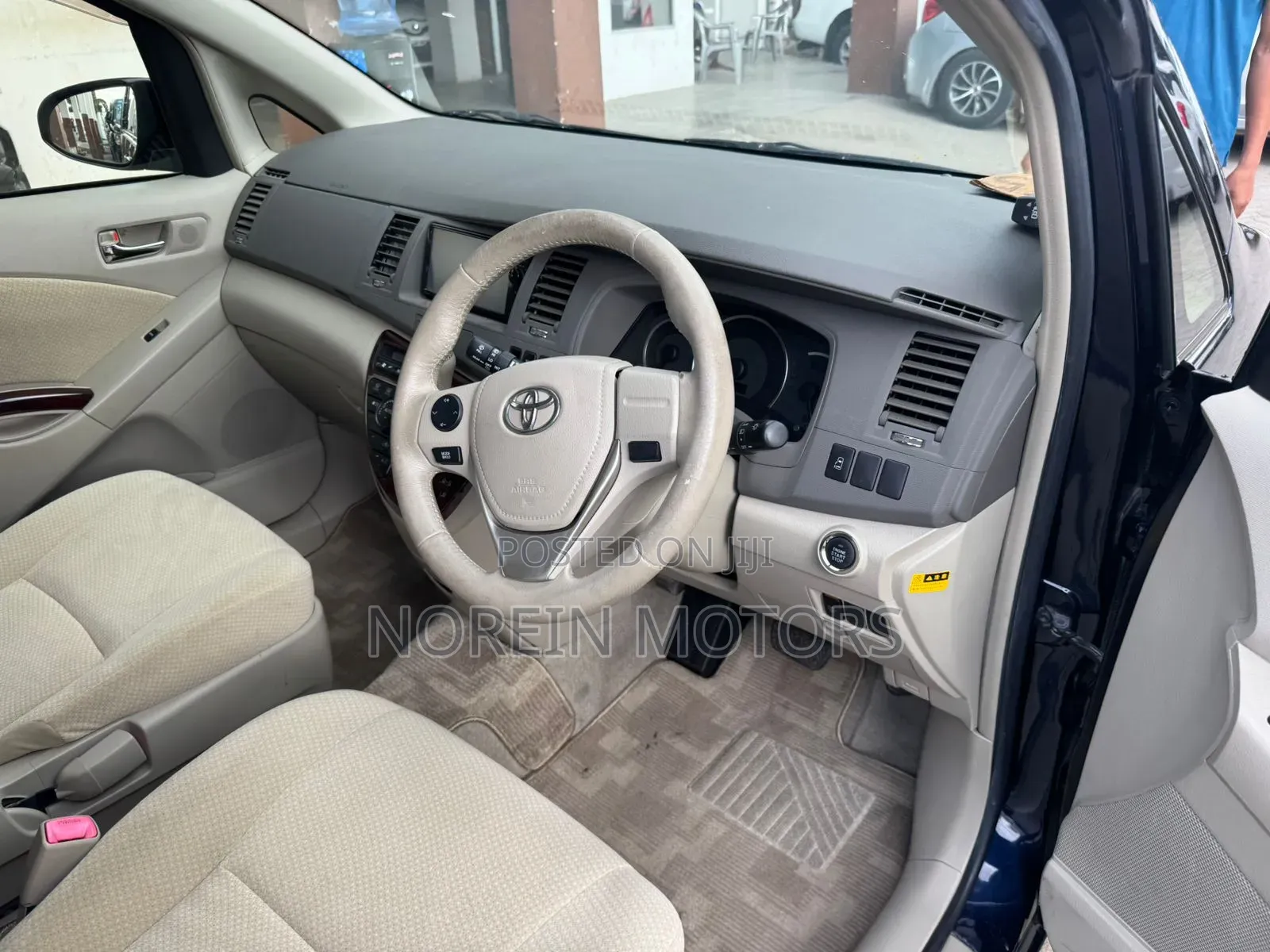 Toyota ISIS 2016 Blue
