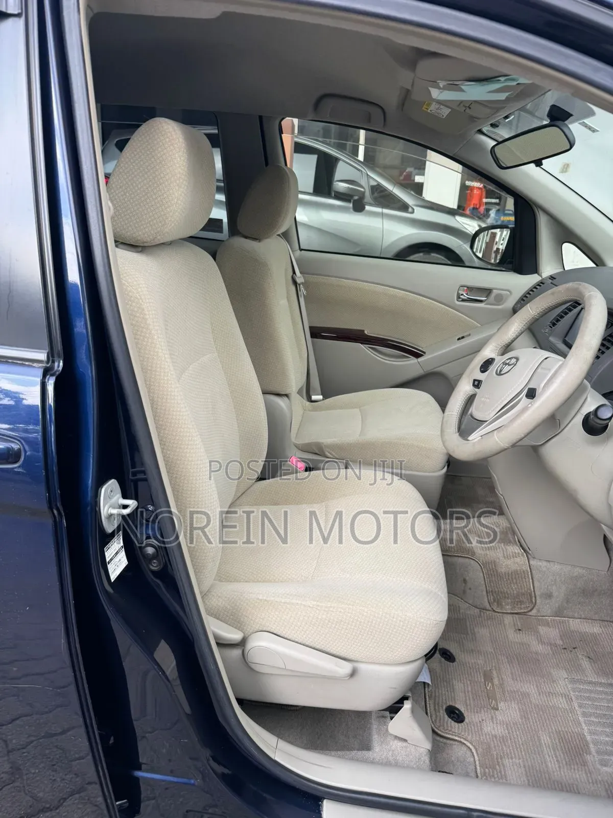 Toyota ISIS 2016 Blue