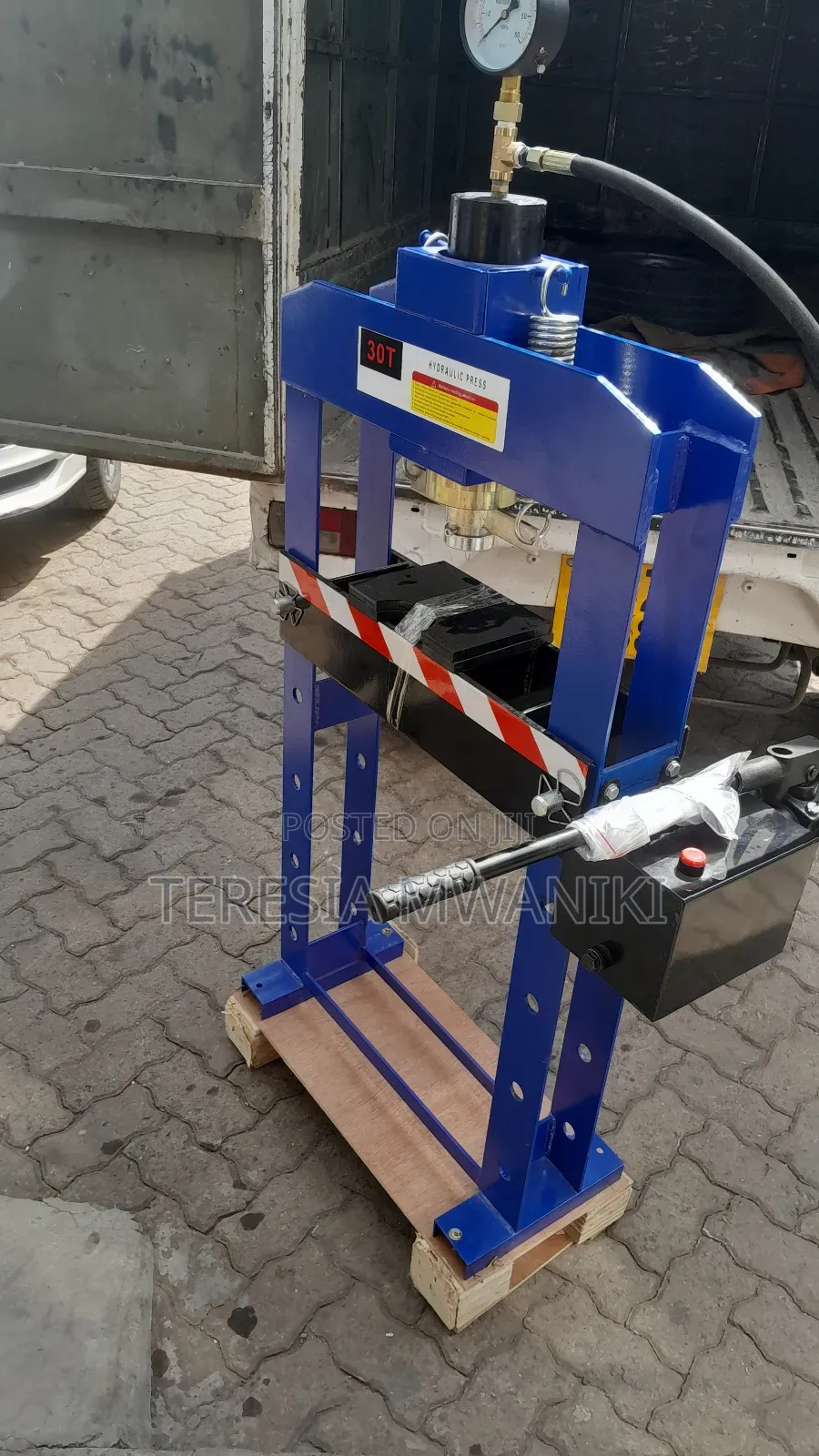 30 Ton  Press  Shop (Pneumatic)/Hydraulic Press