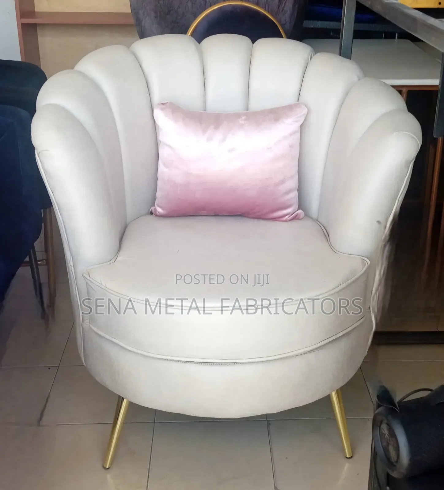 Queen Armchairs in Velvet Fabric With Cushion