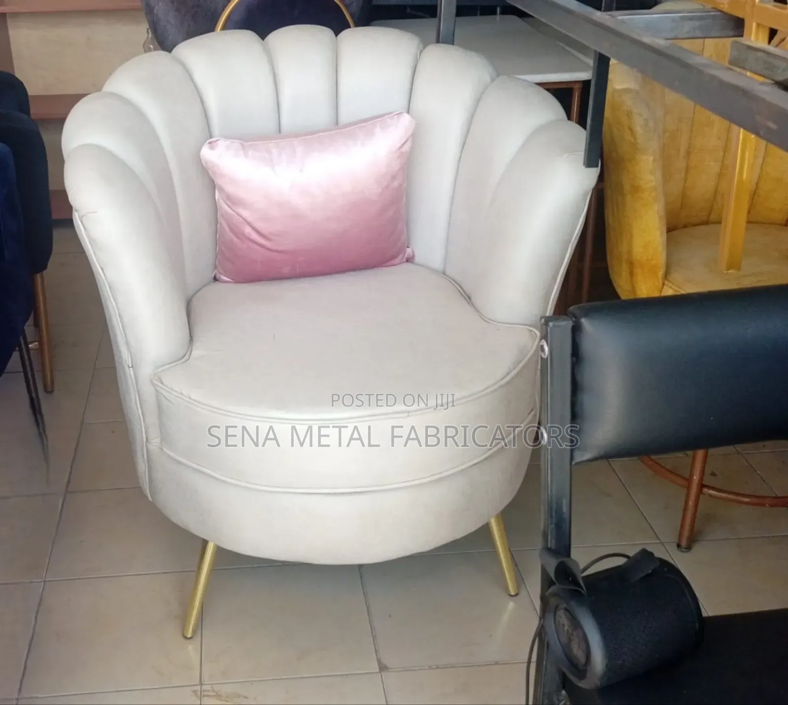 Queen Armchairs in Velvet Fabric With Cushion