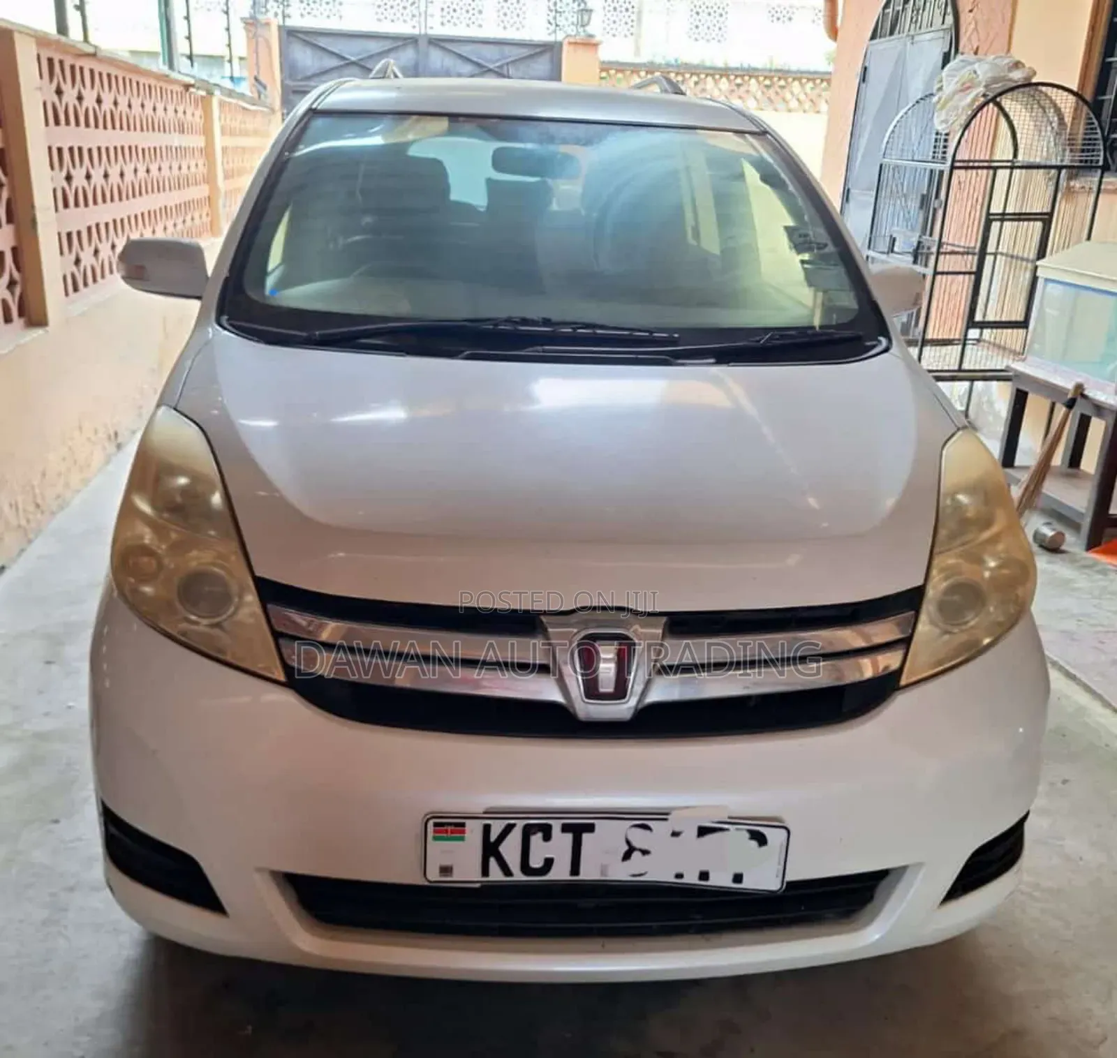Toyota ISIS 2012 White