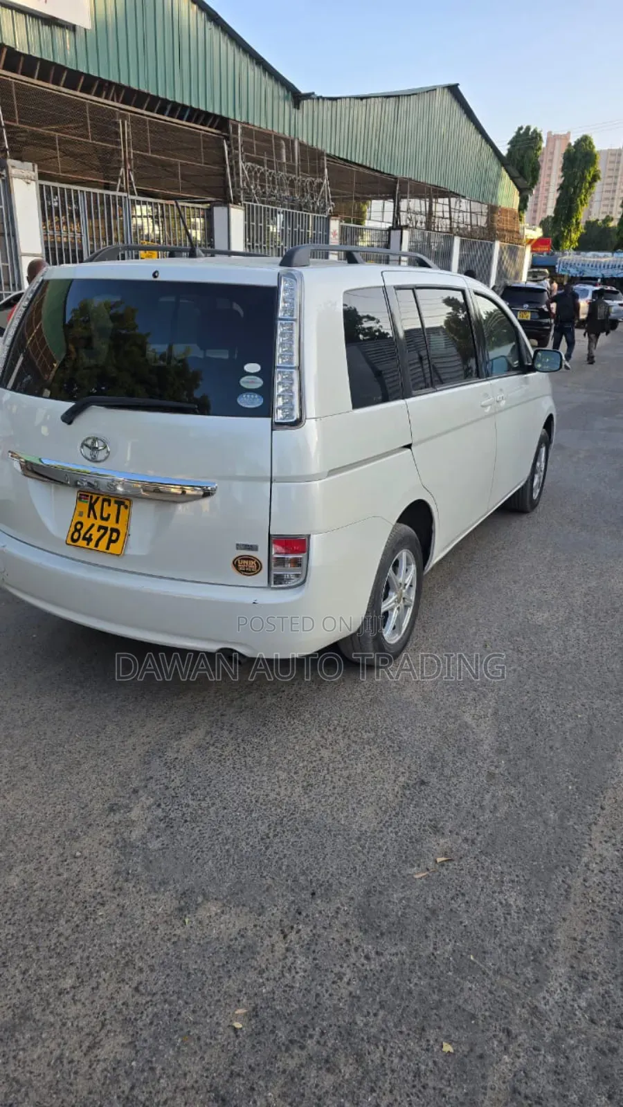 Toyota ISIS 2012 White