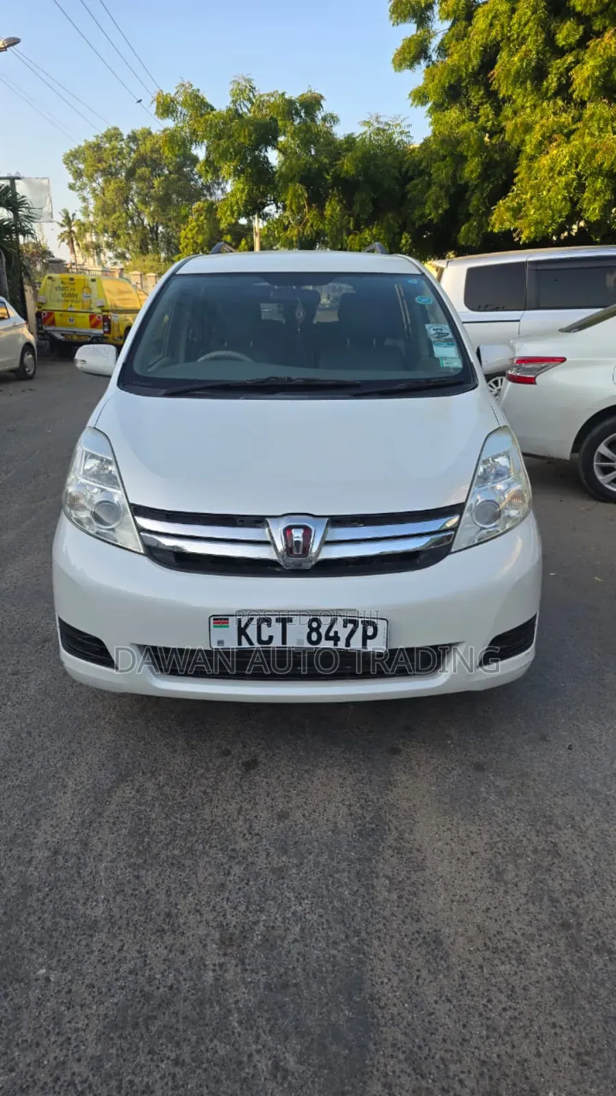 Toyota ISIS 2012 White