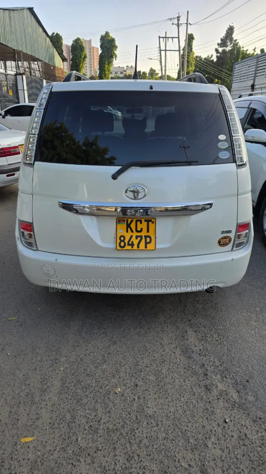 Toyota ISIS 2012 White