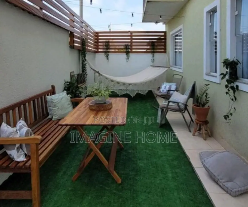 Beautiful Backyard With Artificial Grass Carpet