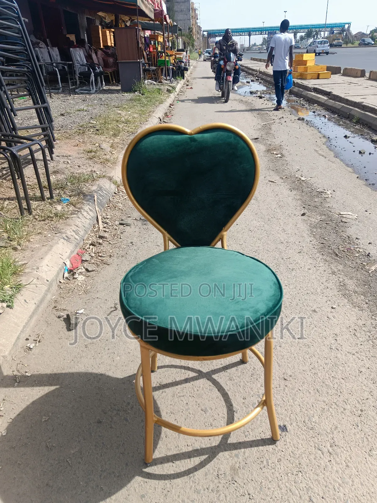 Green Manicure Love Seat, With Gold Colour Frame