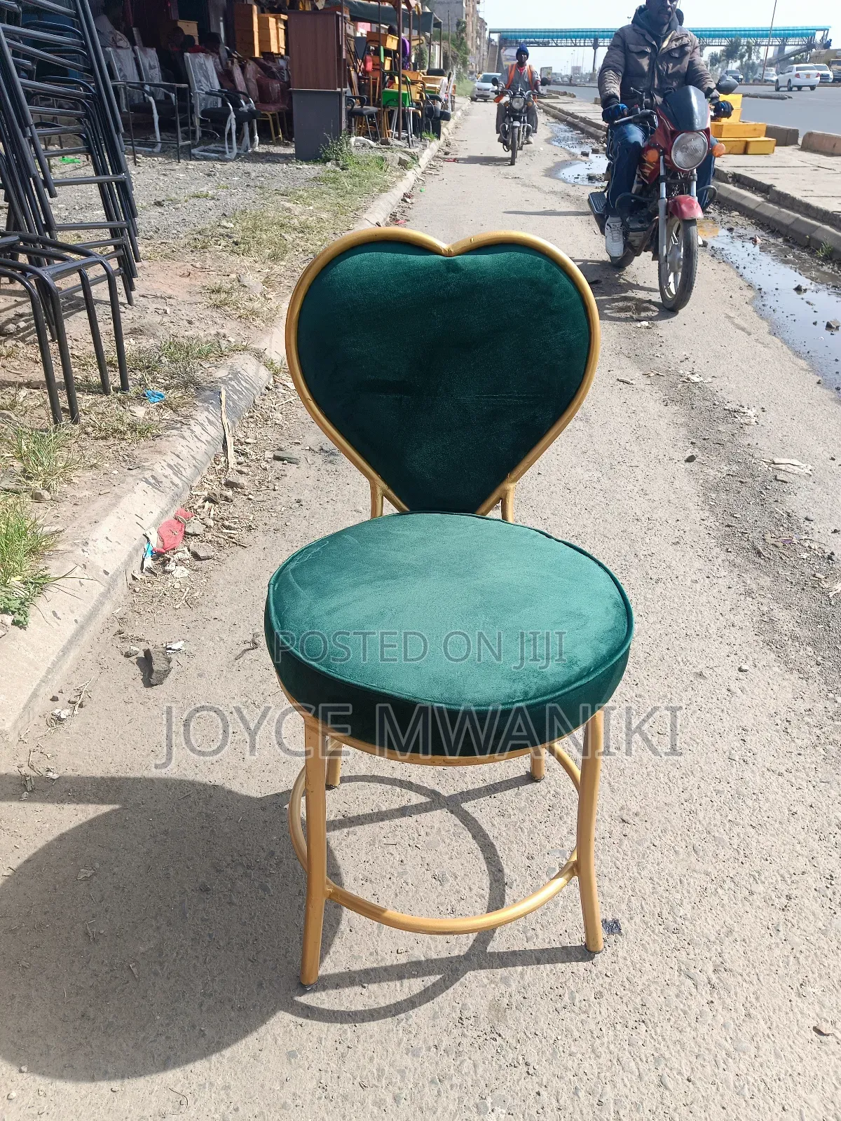 Green Manicure Love Seat, With Gold Colour Frame
