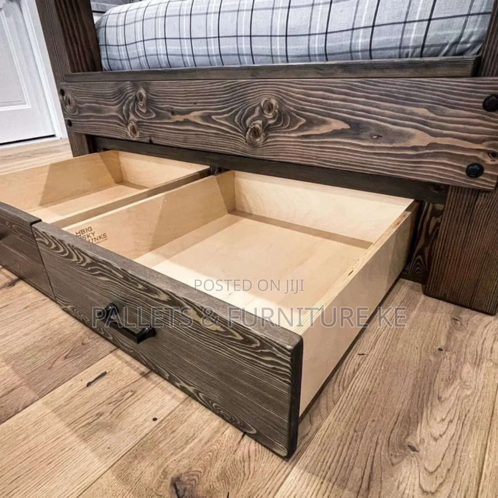 Cypress Pine Retreat With Drawers