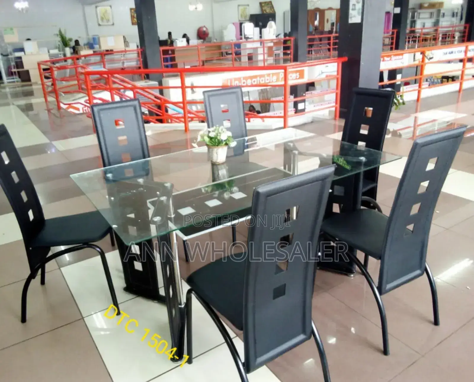 6 Sitter Glass Dinning Table With Leather Seat D6