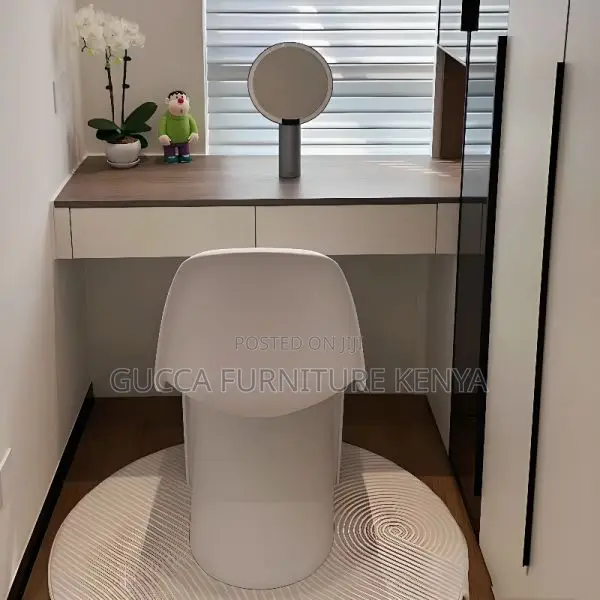 Home Chairs: Modern Plastic Casual Full Back Side Chair