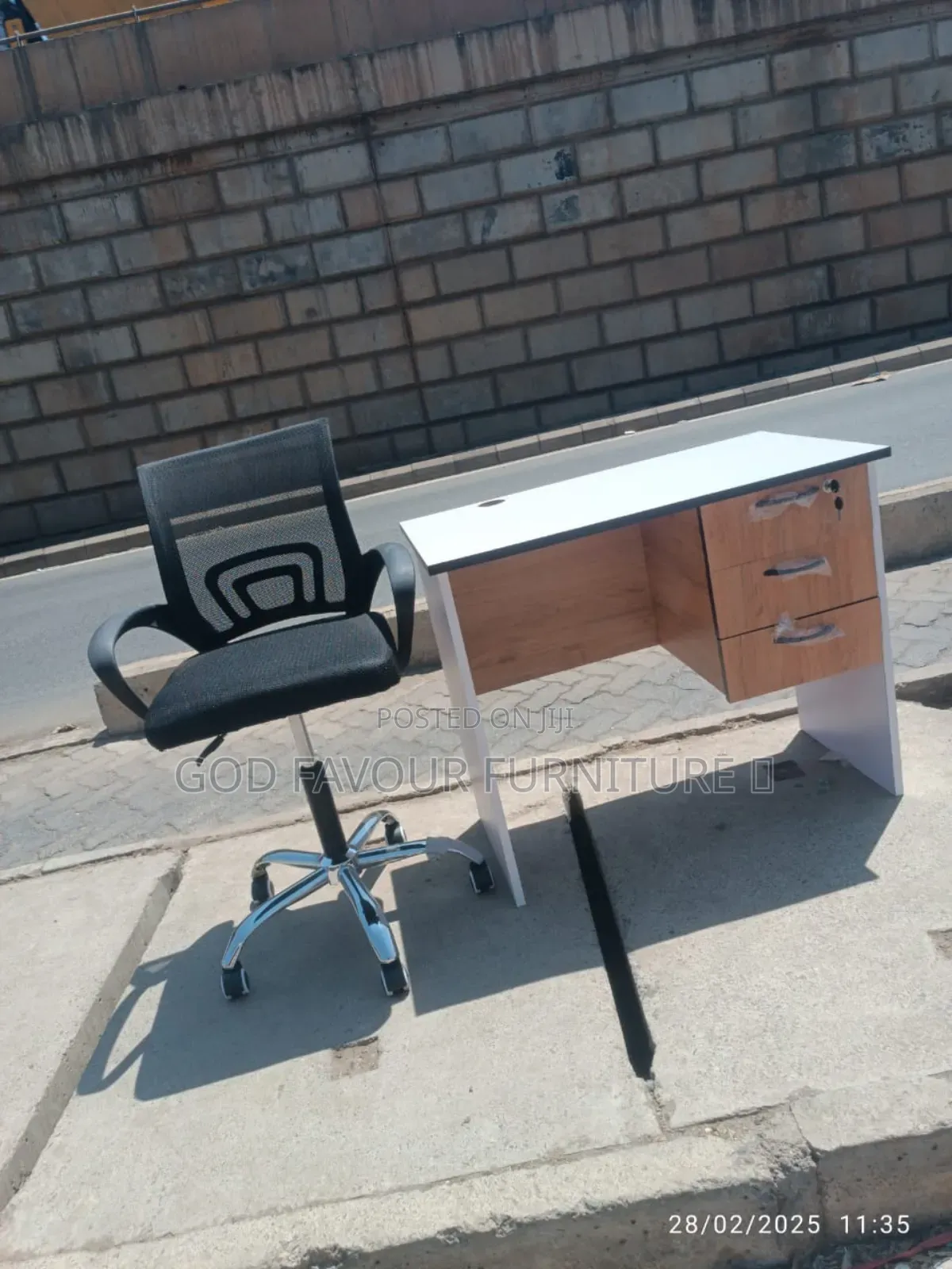 Quality 0.9m Office Desk With Black Mesh Chair Kj9yg