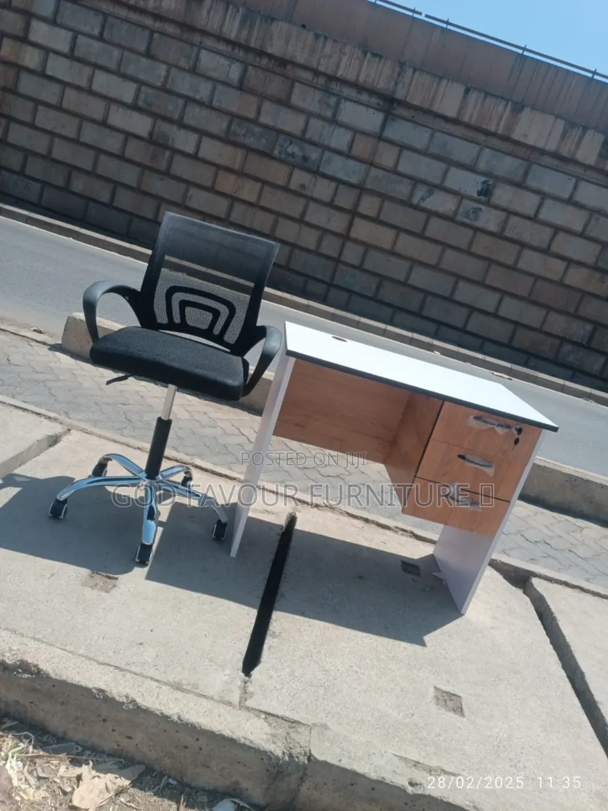Quality 0.9m Office Desk With Black Mesh Chair Rq2jb