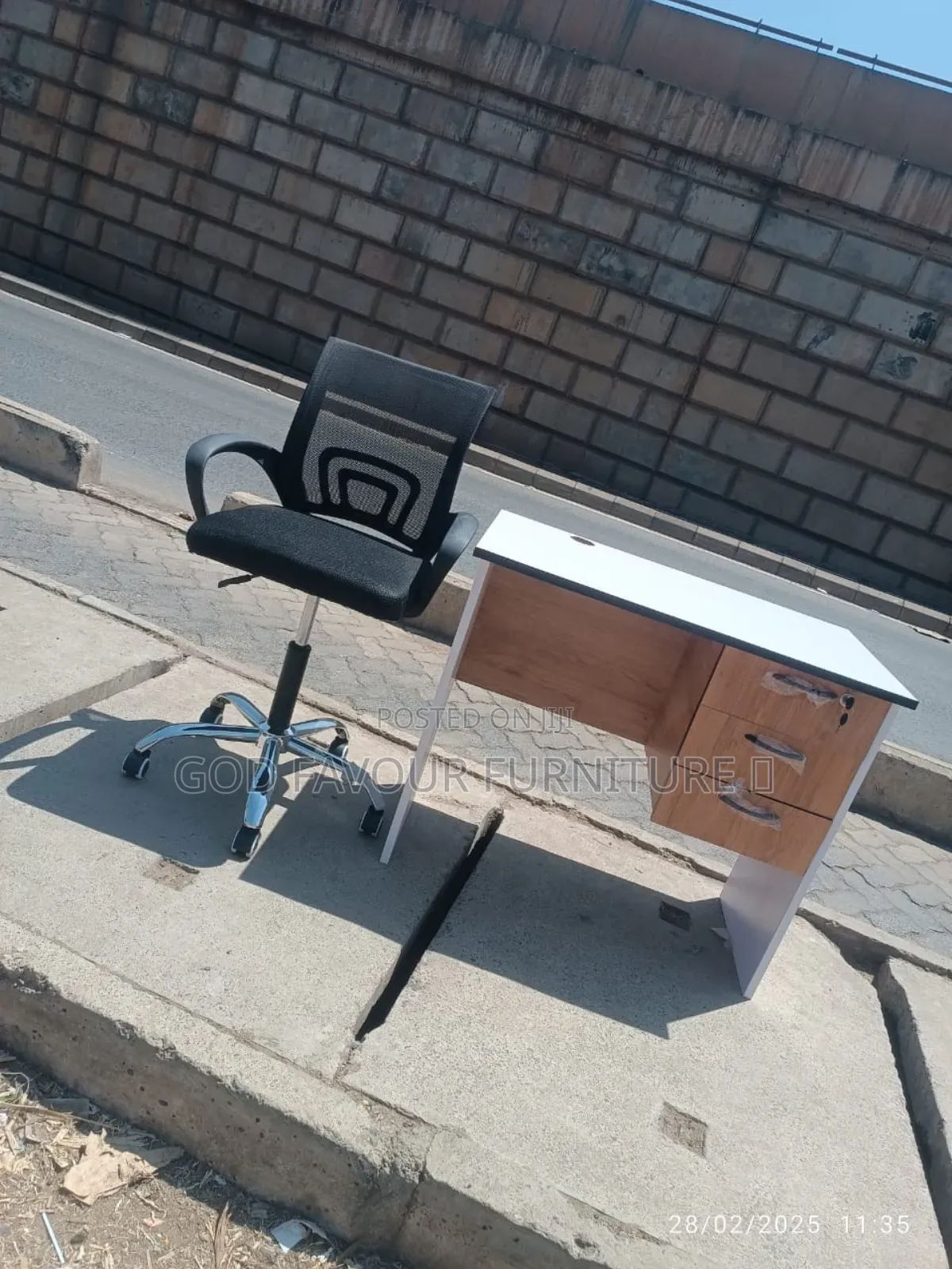 0.9m Office Desk With Black Mesh Chair Ef3jh