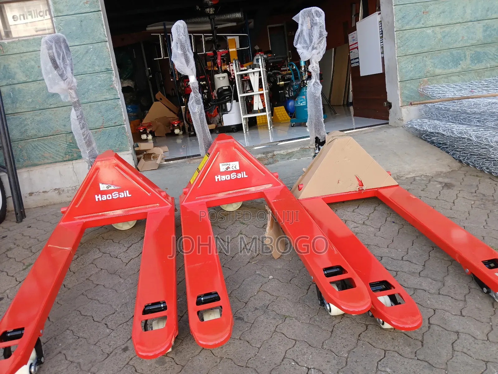 Hydraulic Hand Pallet Truck -3000kg .