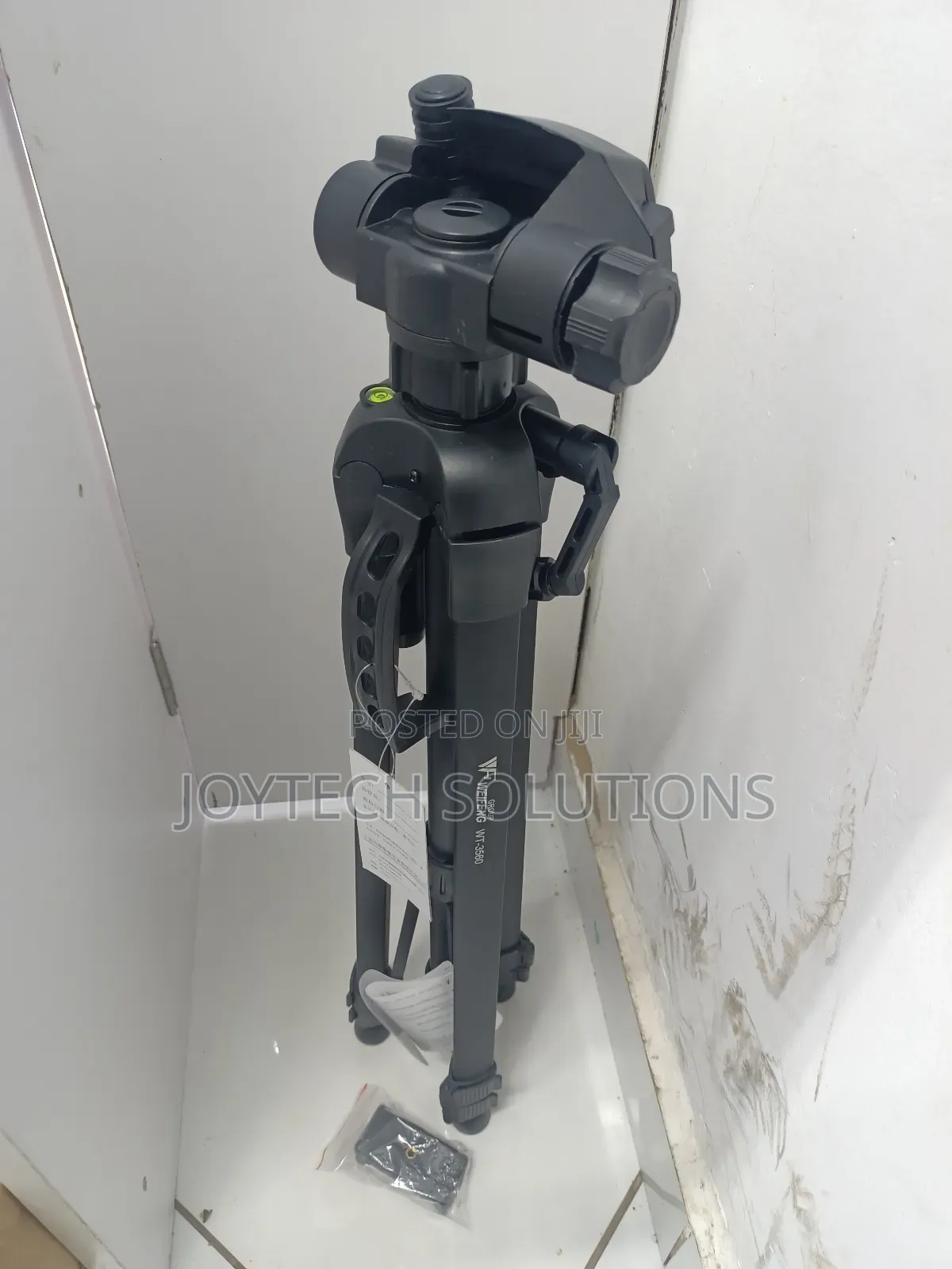 Light Weight Weifeng Wt-3560 Tripod.