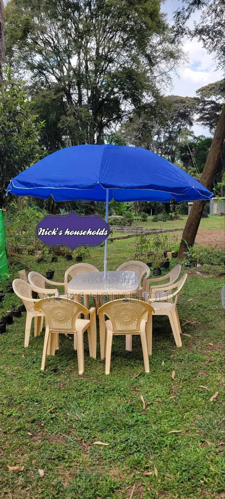 1 Rectangular Plastic Table With 8 Plastic Chairs + Umbrella