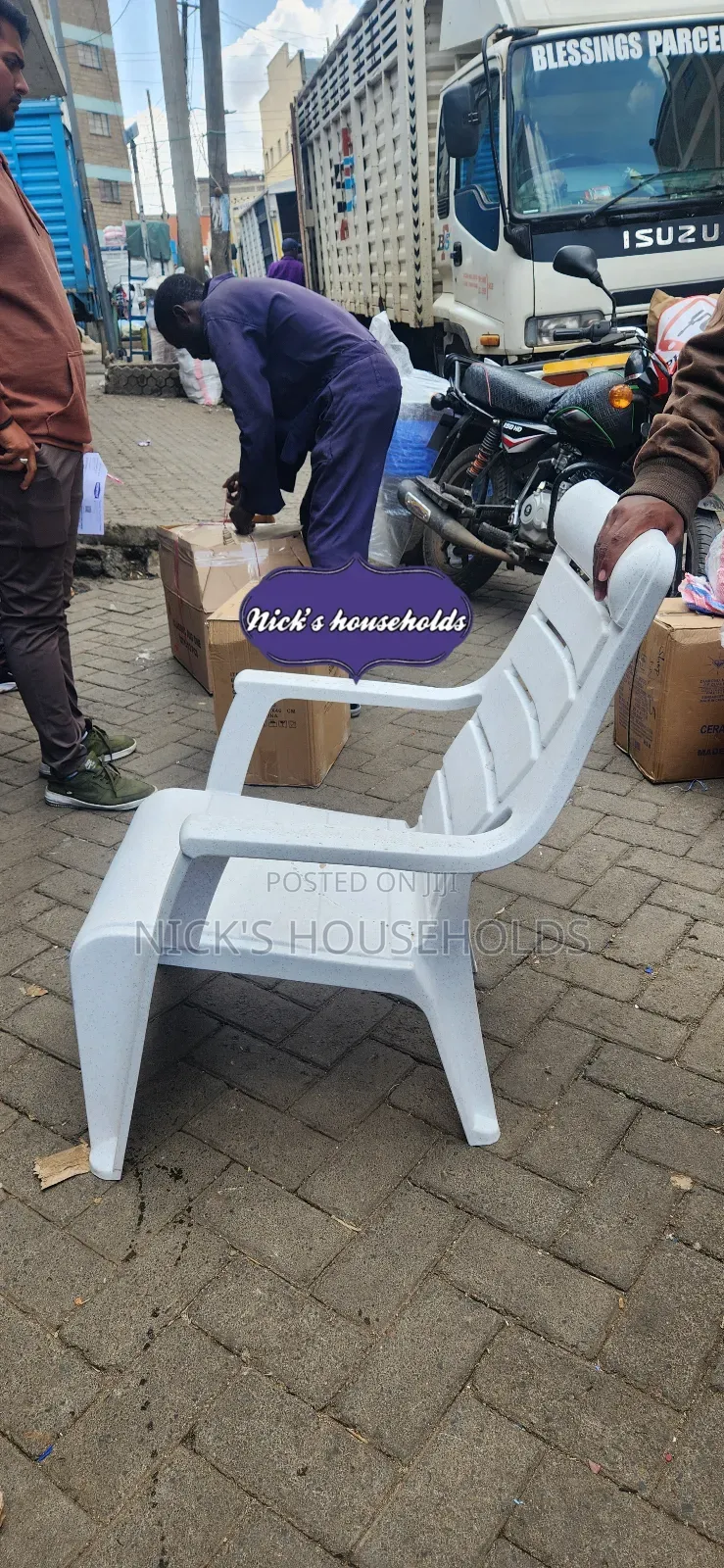 Marle White Plastic Chairs ( Relaxing Plastic Chairs)