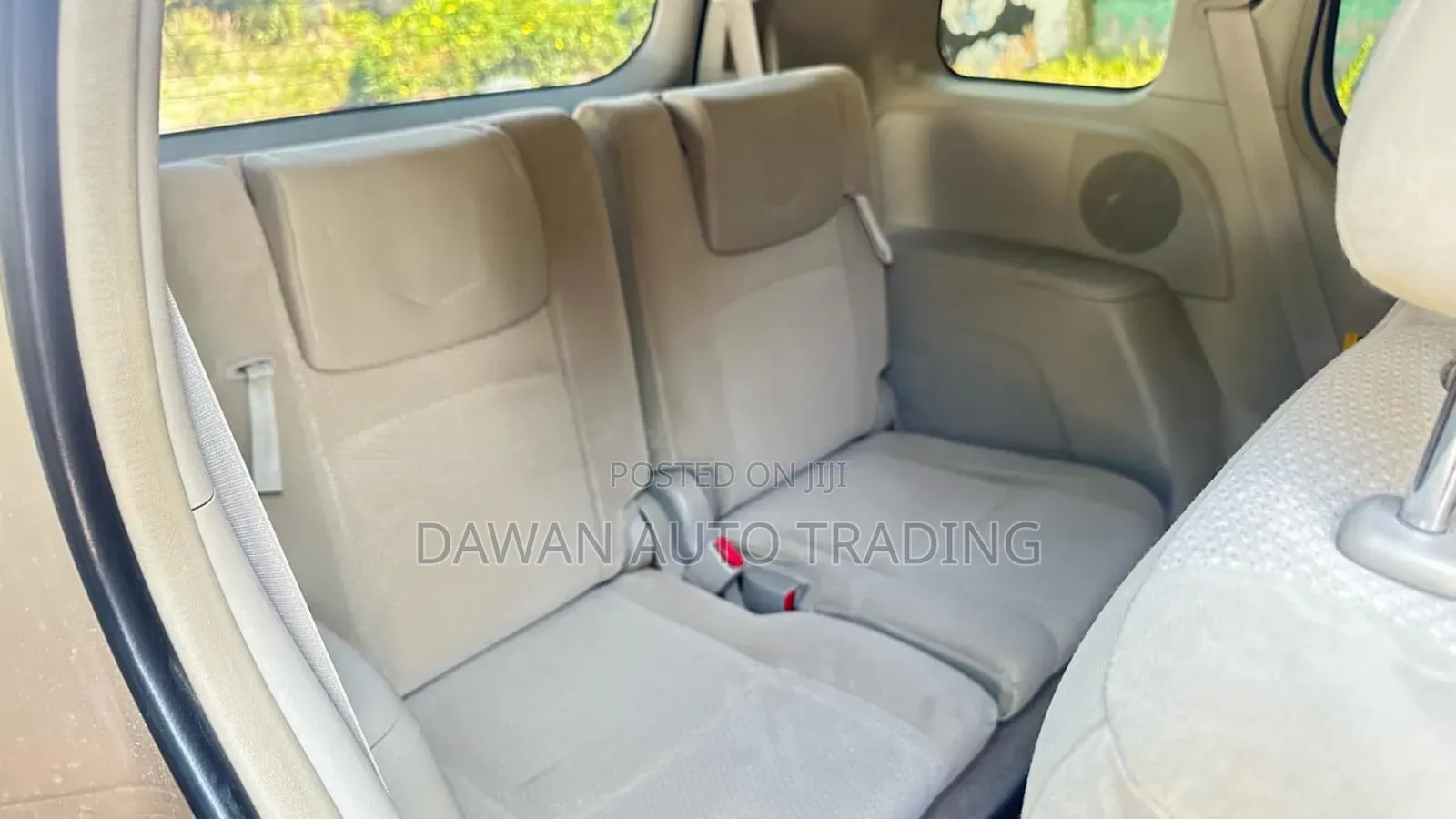 Toyota ISIS 2014 Beige