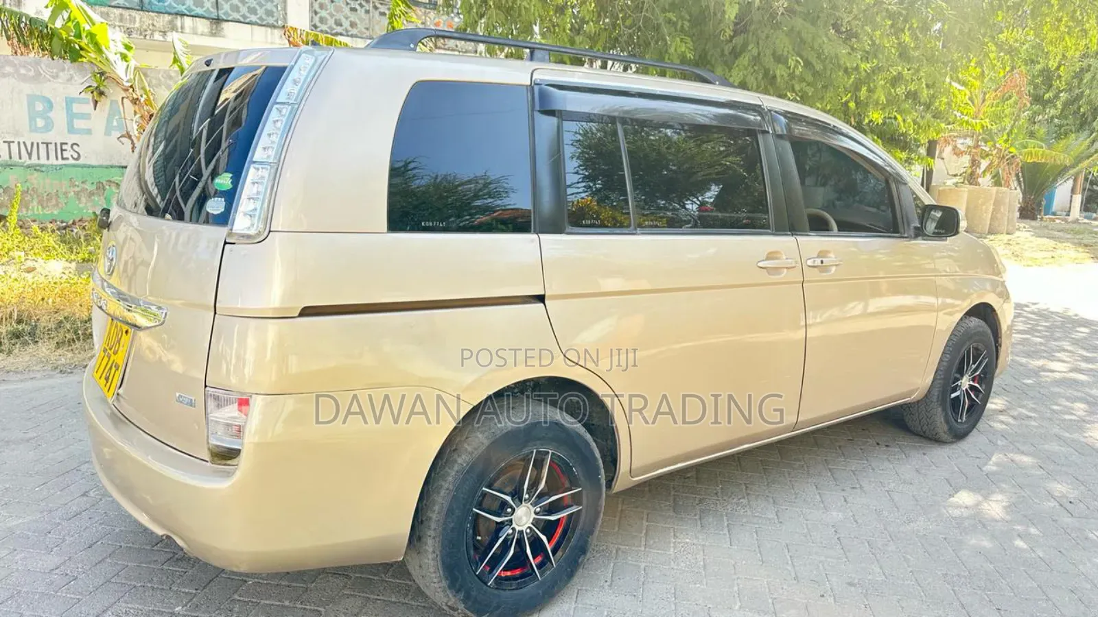 Toyota ISIS 2014 Beige