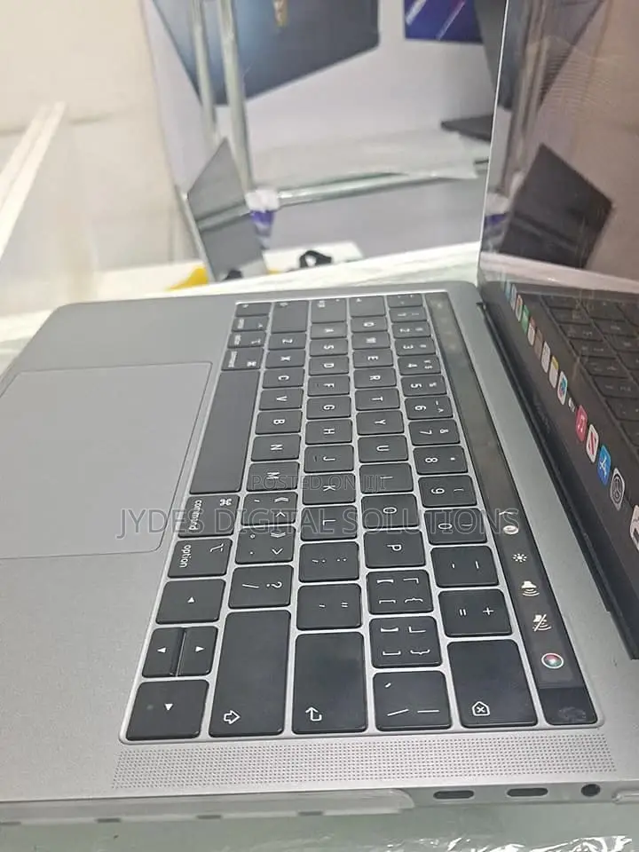 Laptop Apple MacBook Pro 2018 16GB Intel Core I7 SSD 256GB
