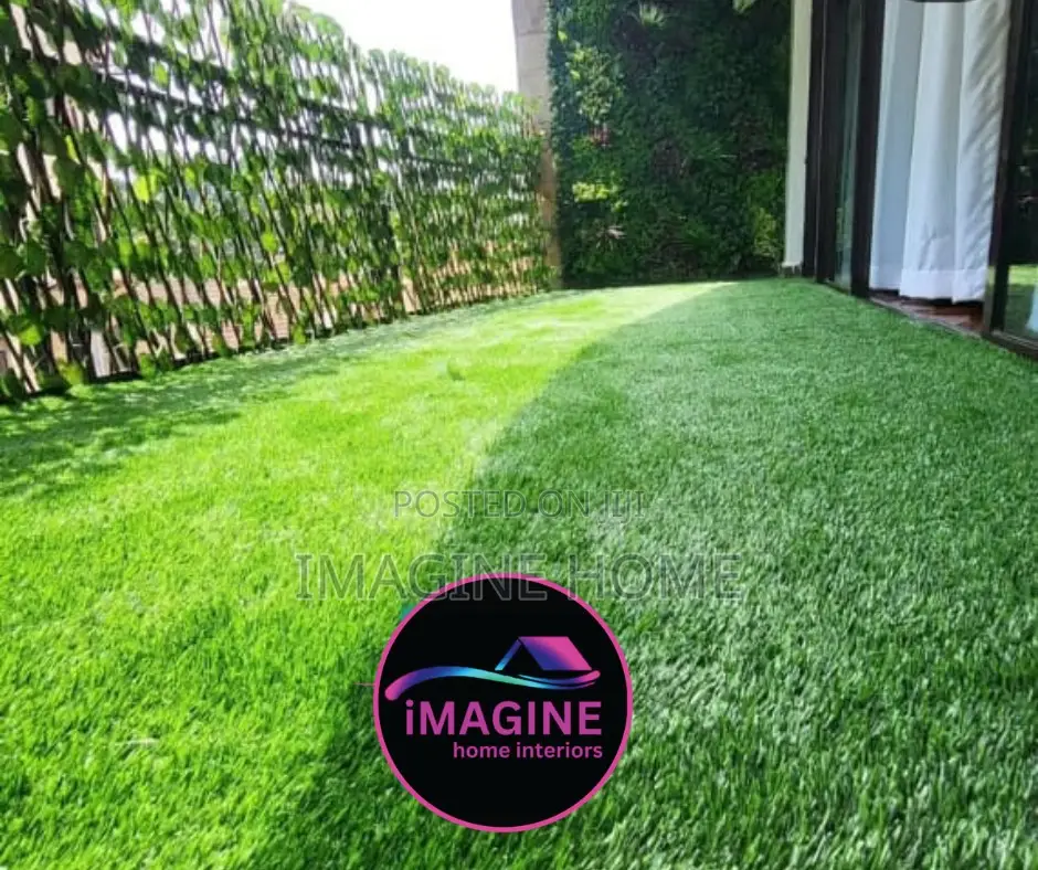 Artificial Green Grass Carpet With Expandable Green Fences