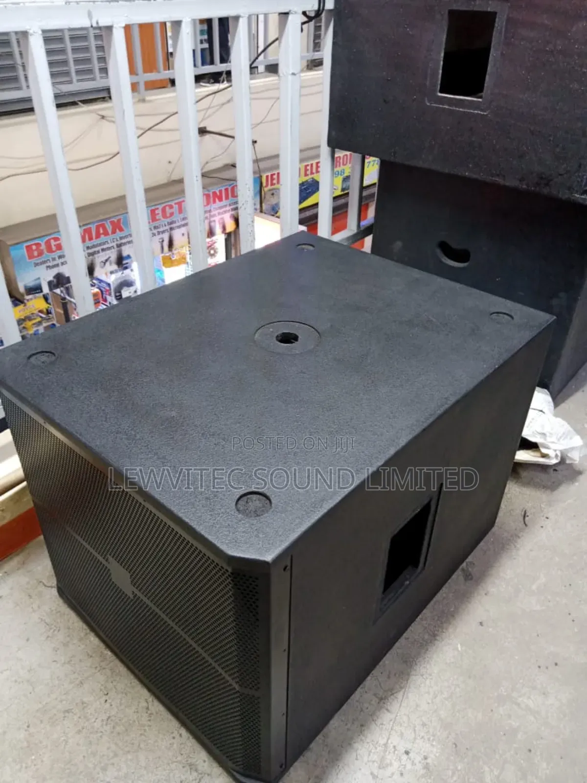 Naked Box Bass