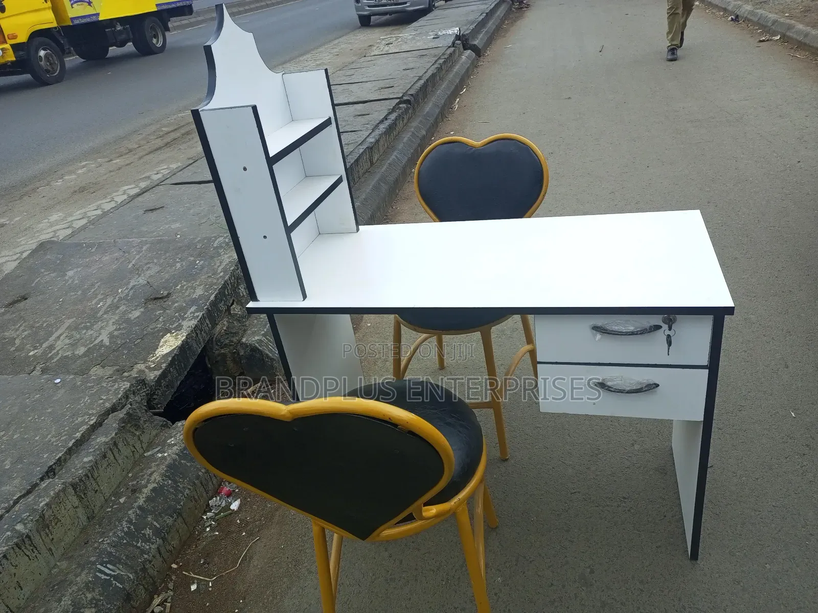 Manicure Table Set With Seats