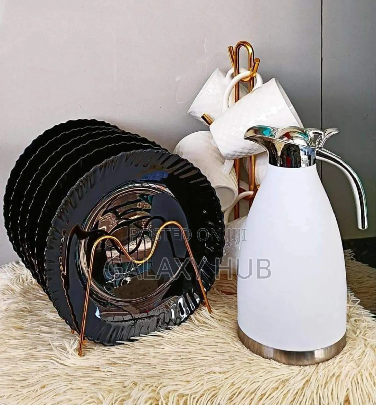 13 Pcs Dinner Sets

1 Flask
6 Plates
6 Cups
