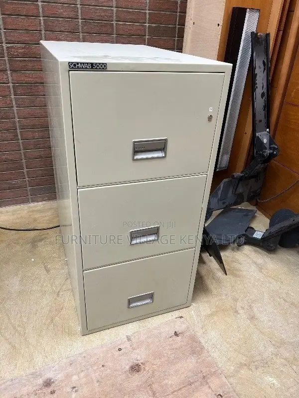 Cabinets:Urbanlock 3-Drawer Cabinet With Keyed Security