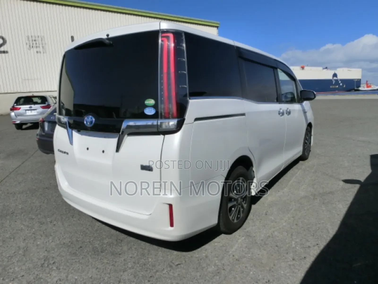 Toyota Esquire 2018 White