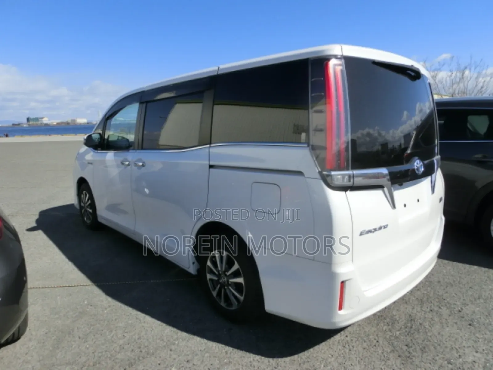 Toyota Esquire 2018 White