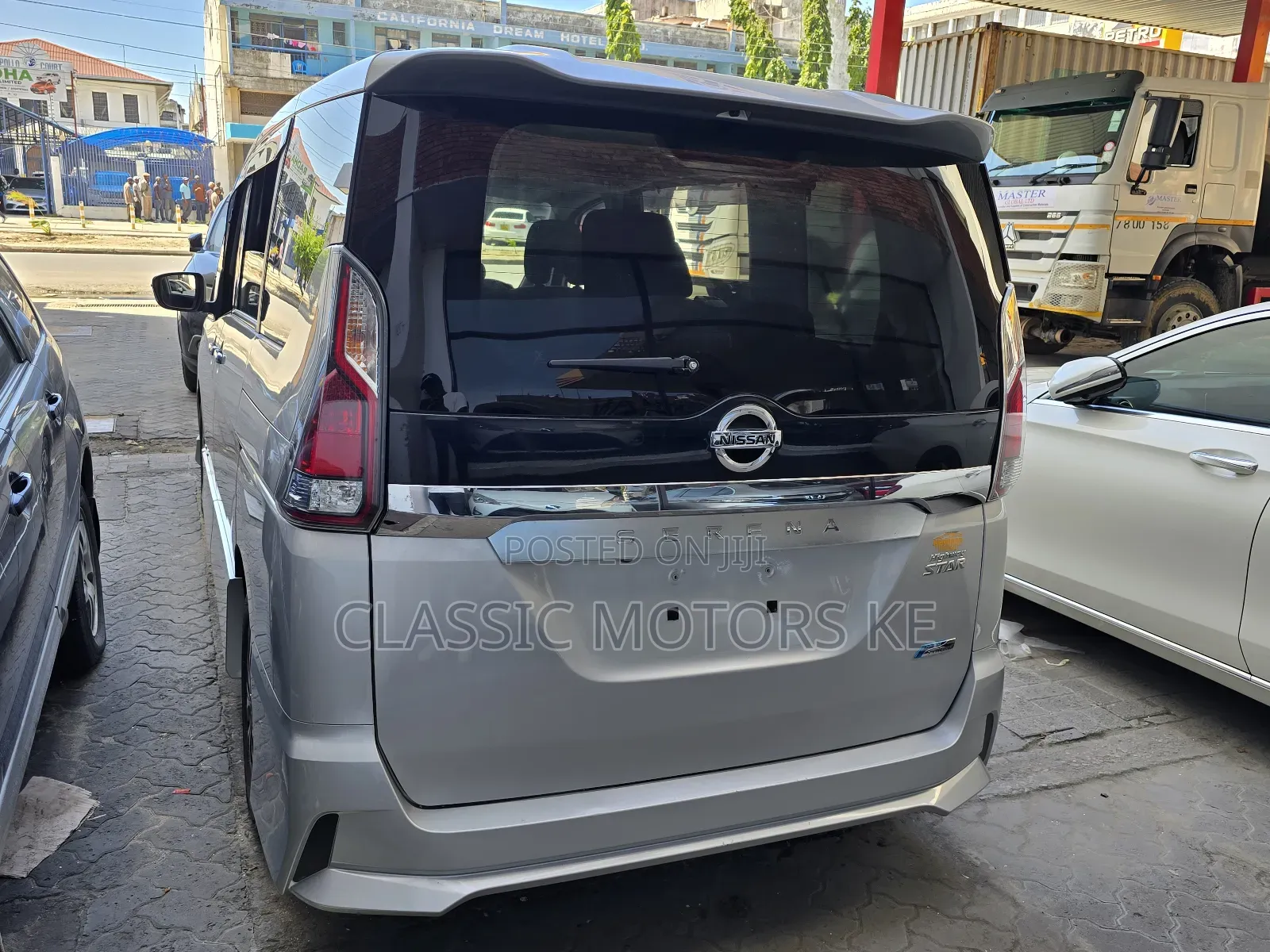 Nissan Serena 2018 Silver