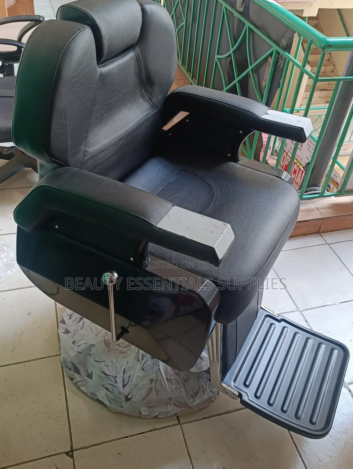 Kinyozi/ Barber Shaving Seat