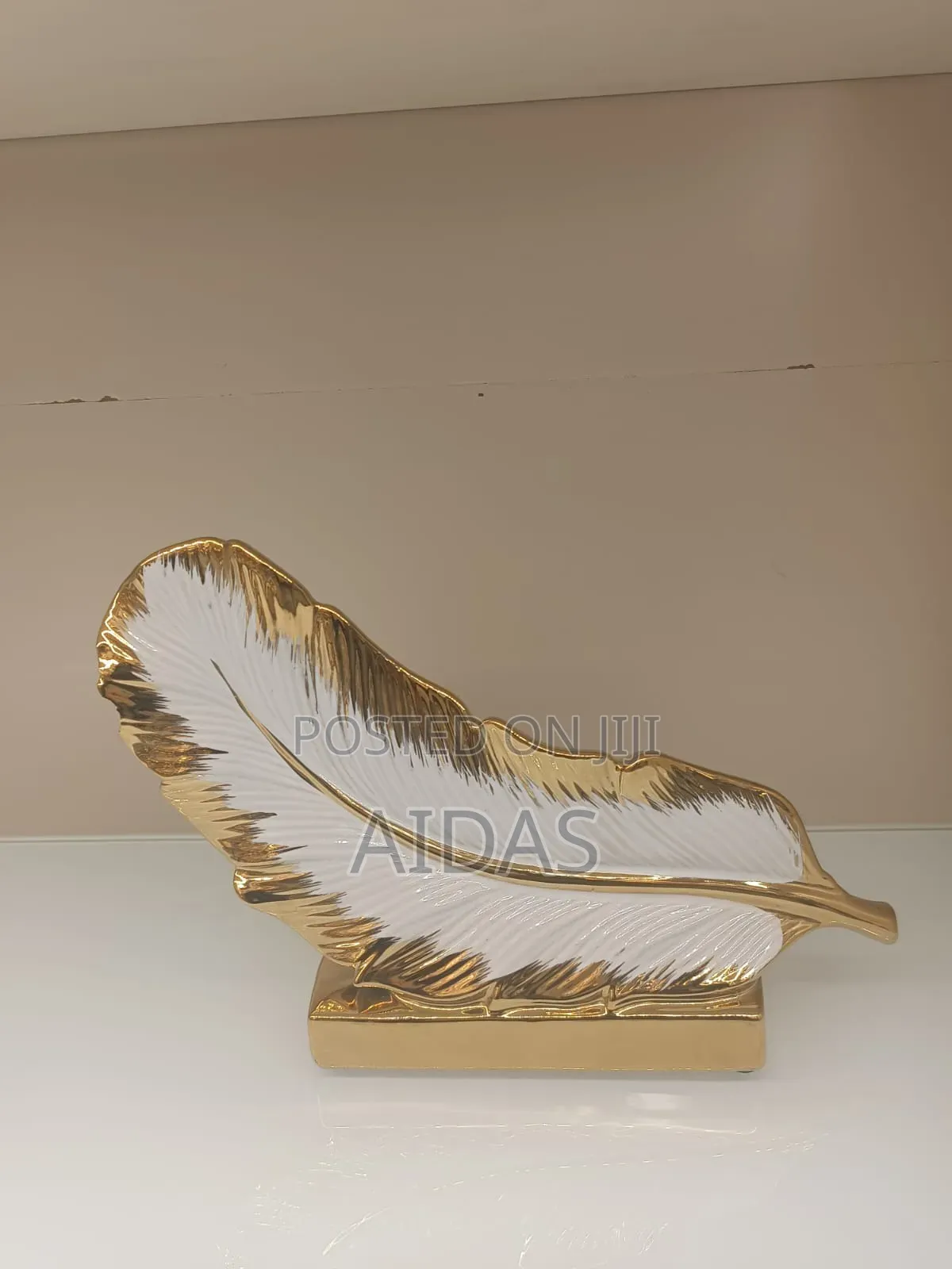 Gorgeous Ceramic Leaf Decor