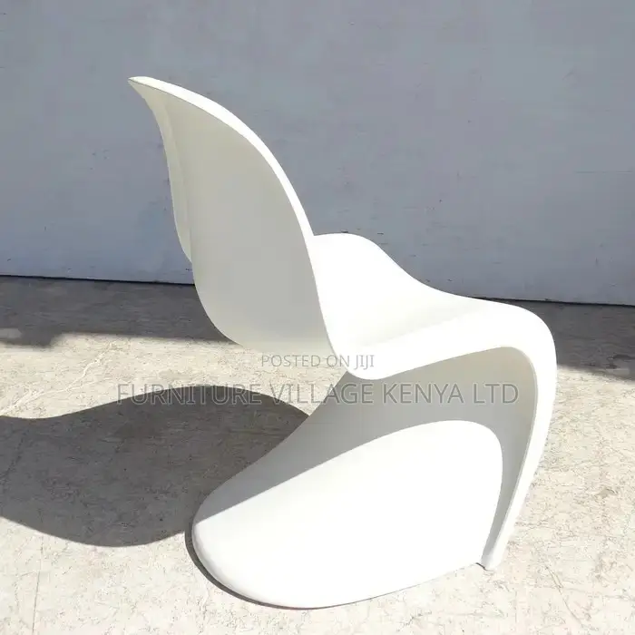 Dining Chair:Stylish Curved White Plastic Office Dining Seat