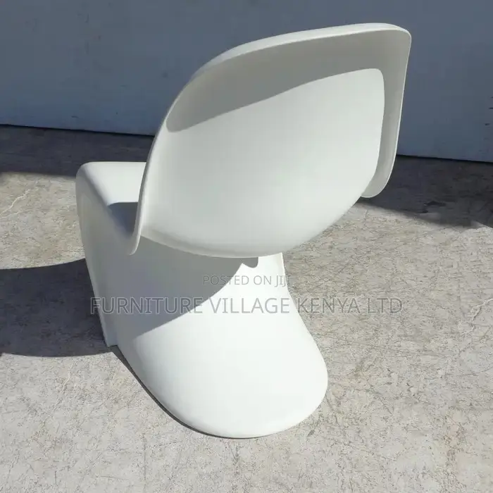 Dining Chair:Stylish Curved White Plastic Office Dining Seat