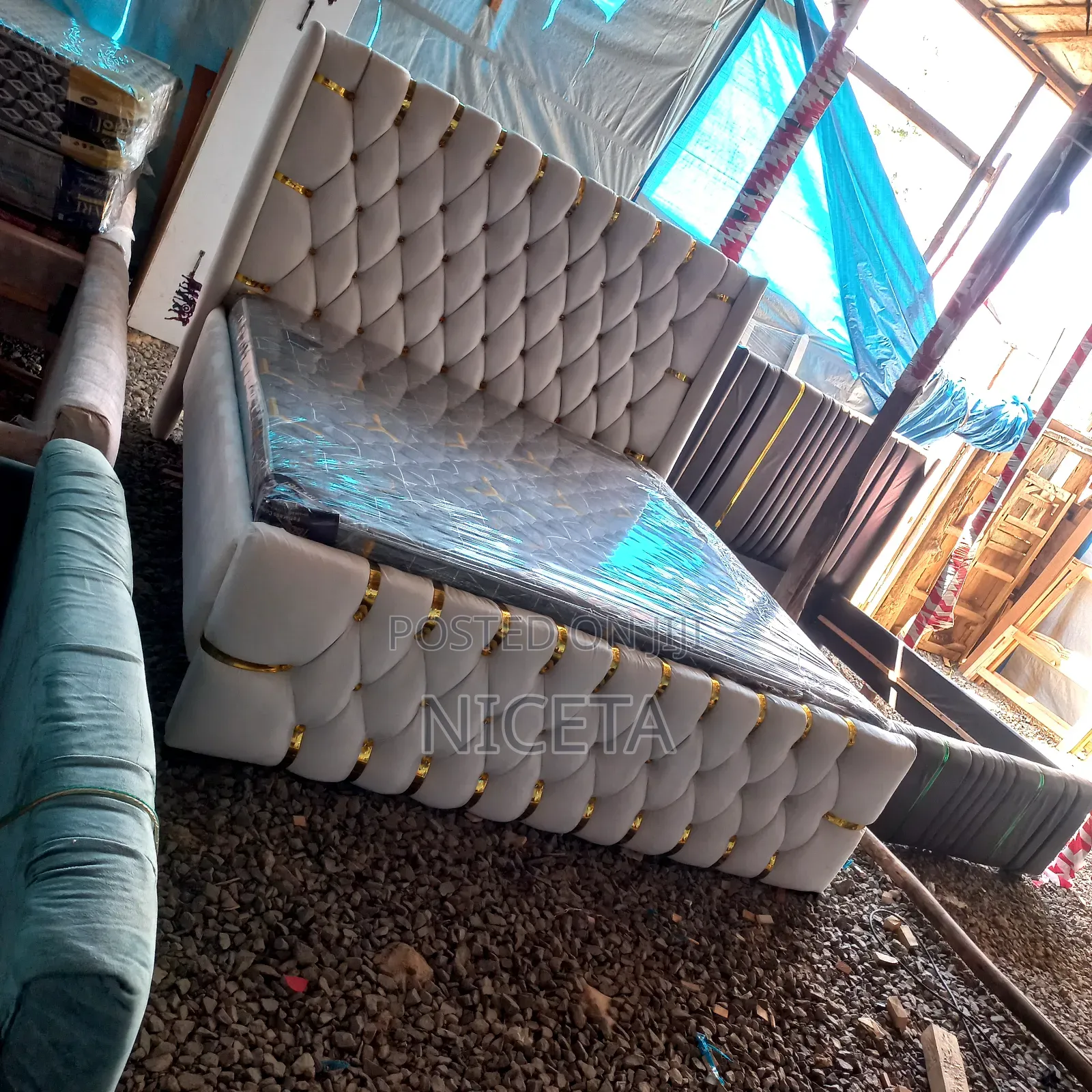 6by6 Chester Bed White With Gold Ripping