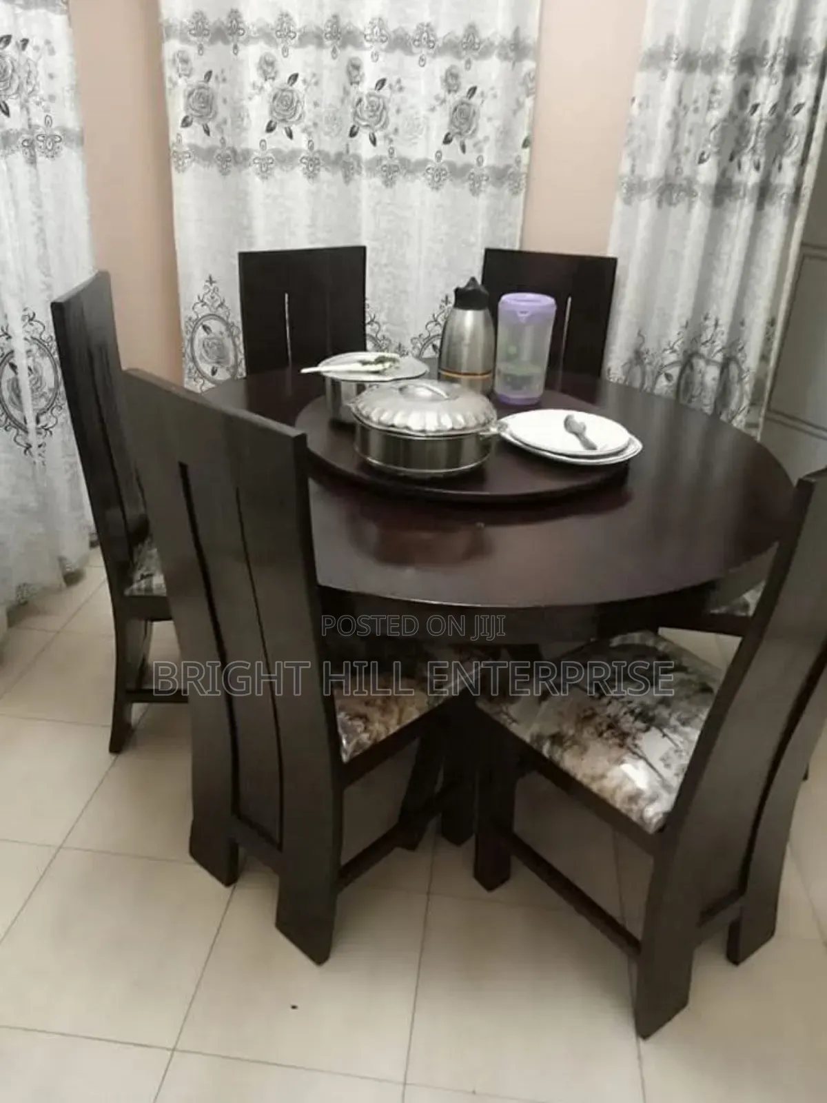 A Reassuring 6 Seater Table With a Spin