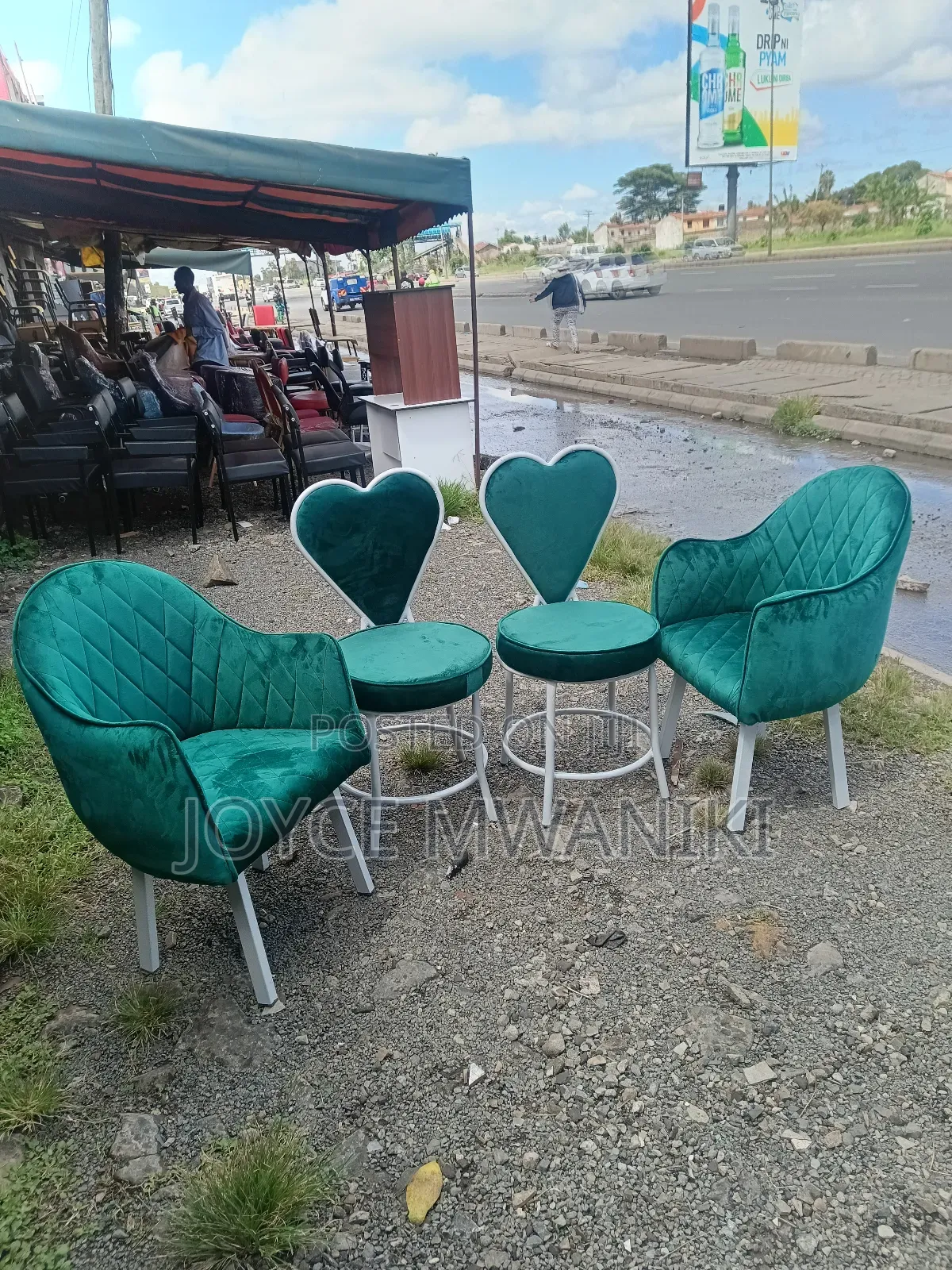 4 Manicure White and Green Seats 