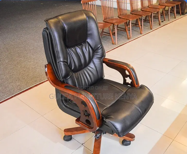 Office Chairs:Executive Comfort Chair With Cushioned Arms