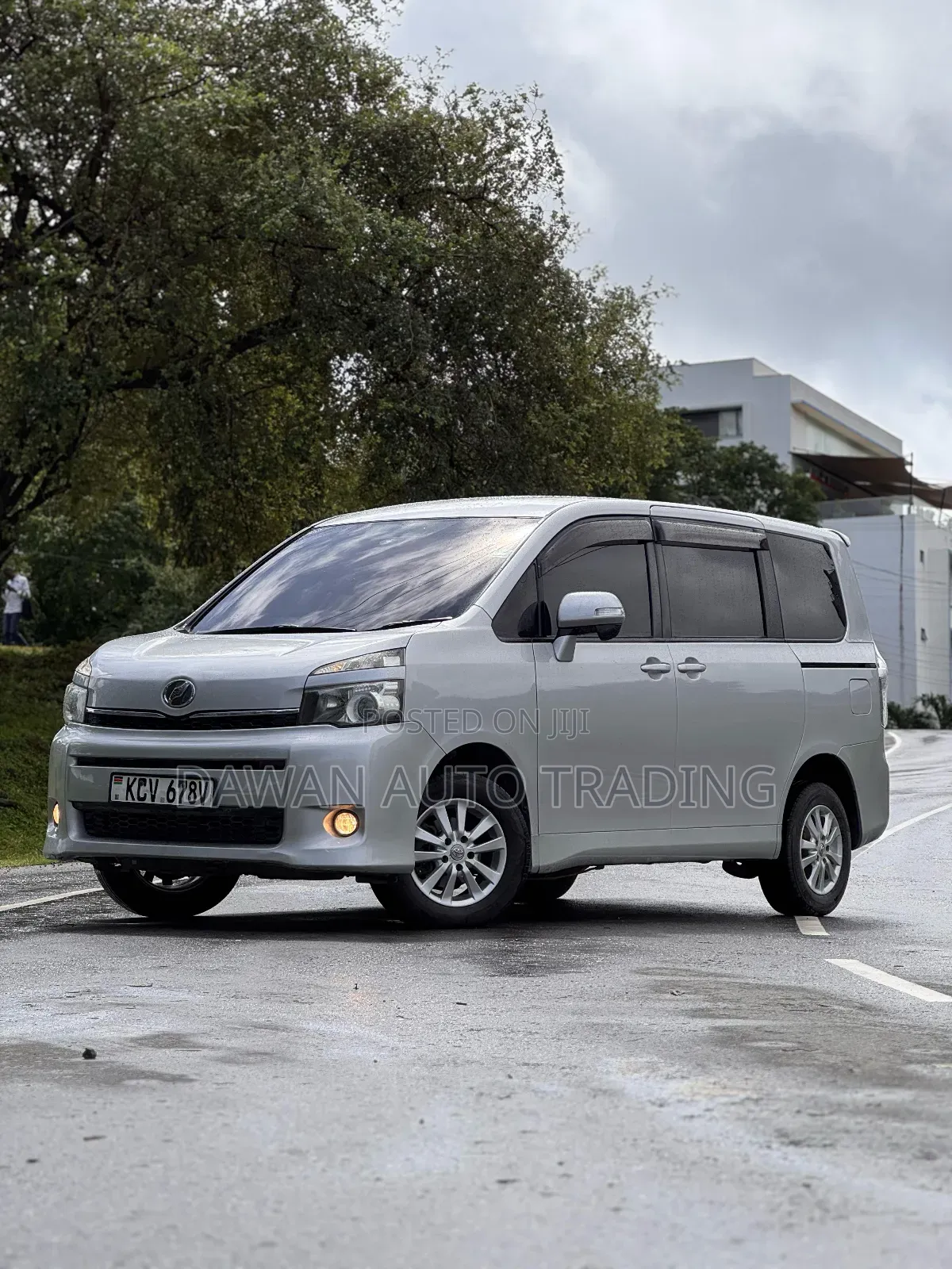 Toyota Voxy 2013 Silver