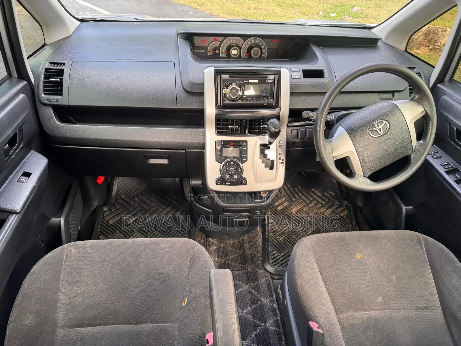 Toyota Voxy 2013 Silver