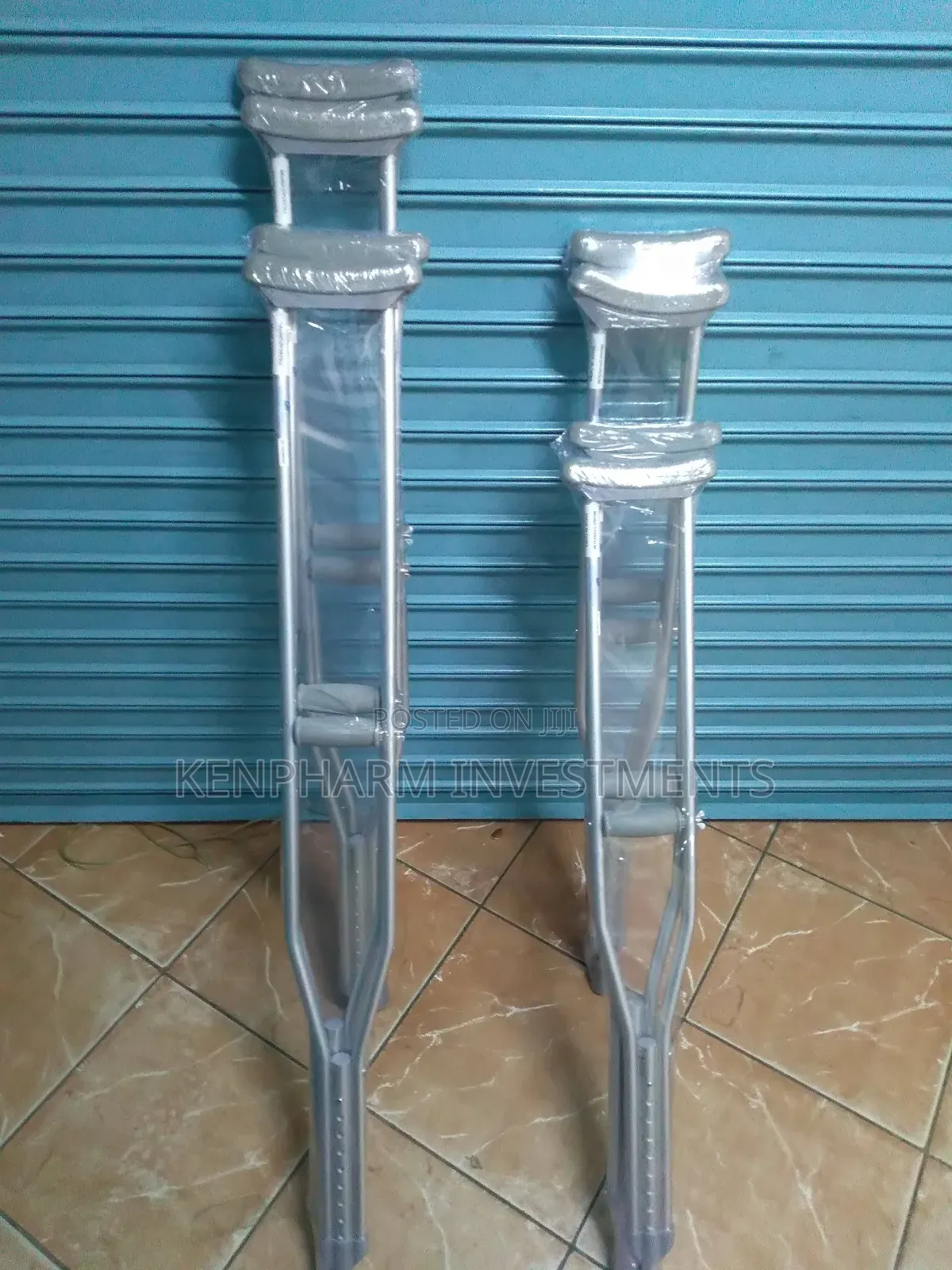 Crutches; Adjustable Height; Und101