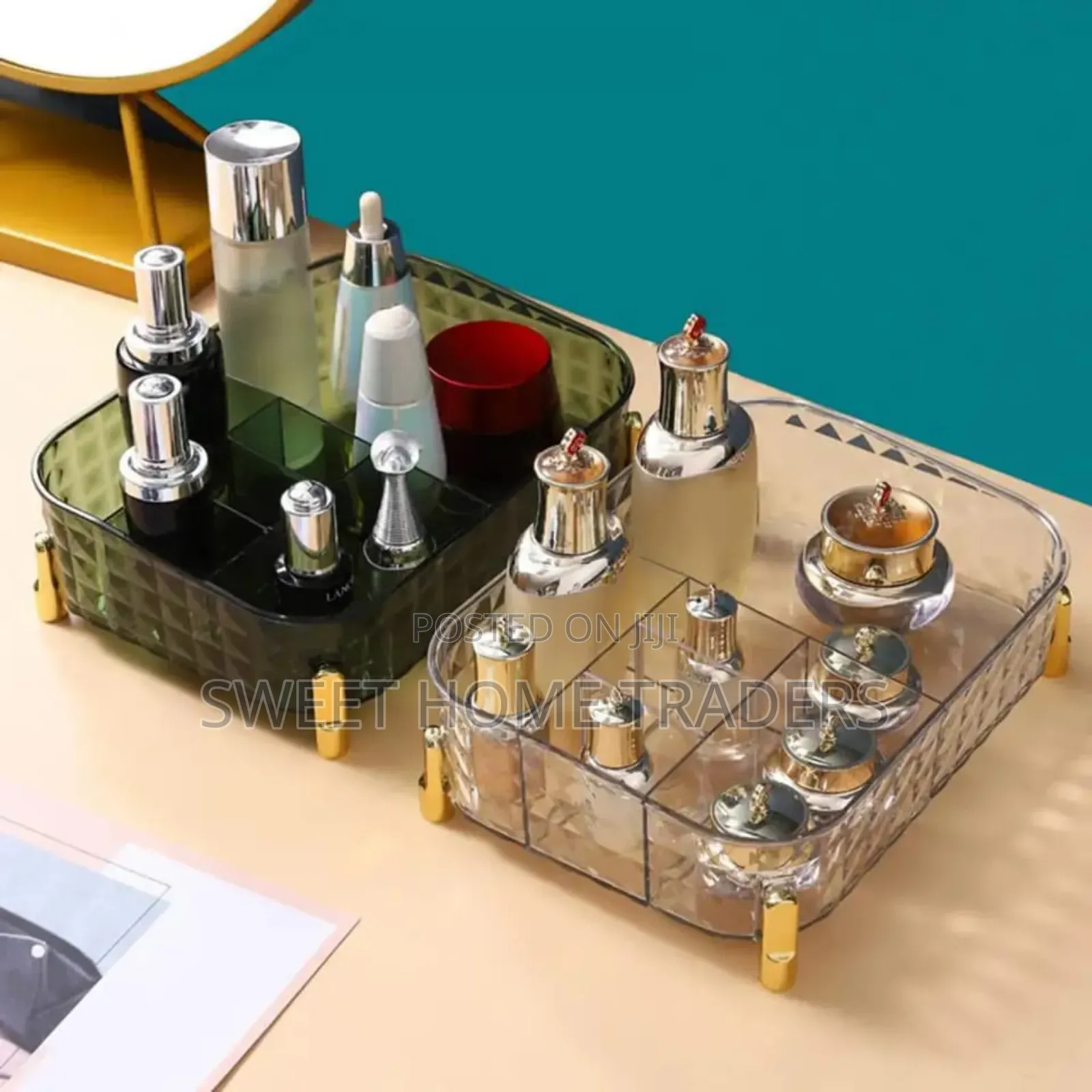 *Large Capacity Multi Grids Transparent Make Up Organizer*