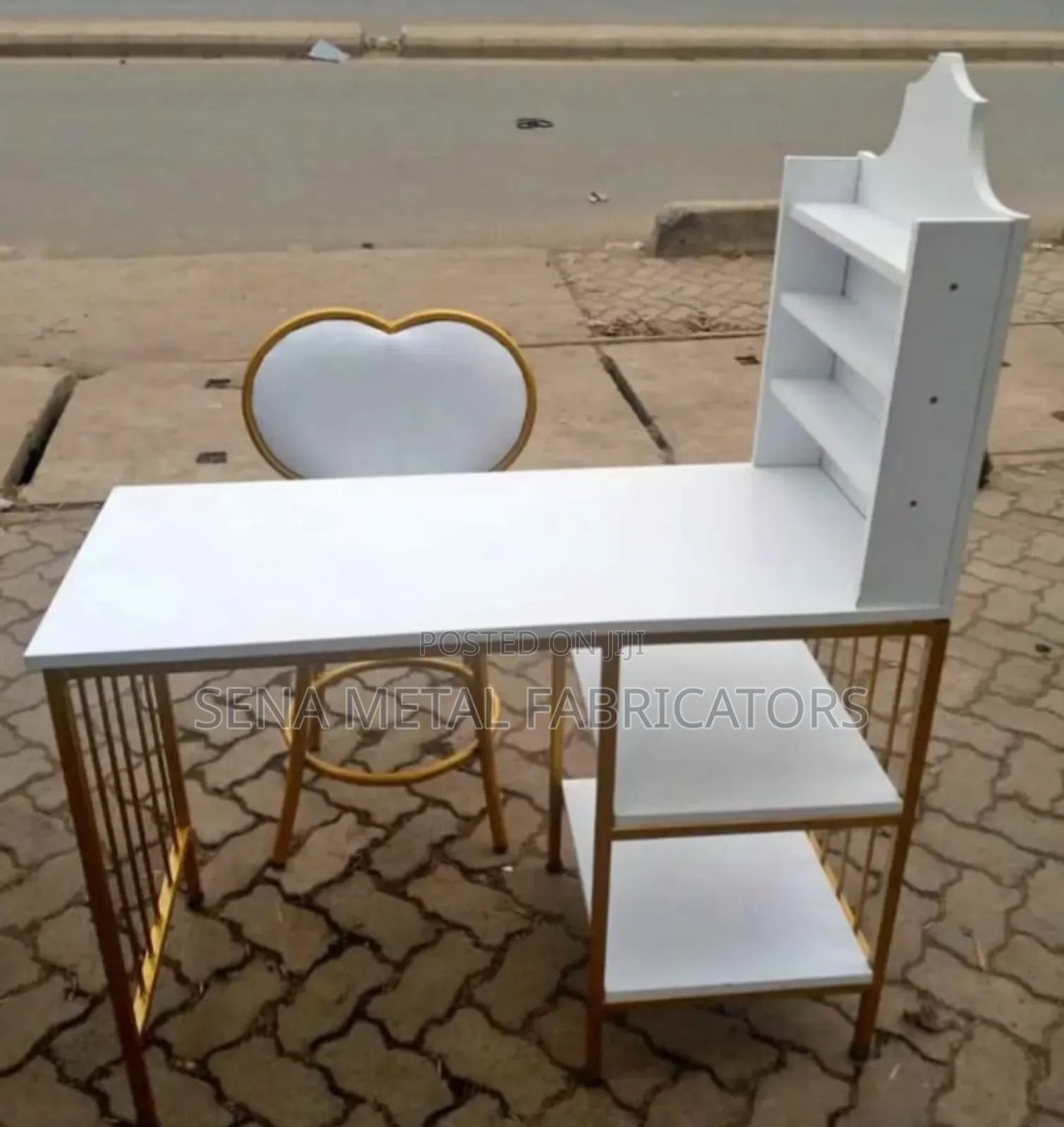 Manicure Table With 1 White Heart Chair