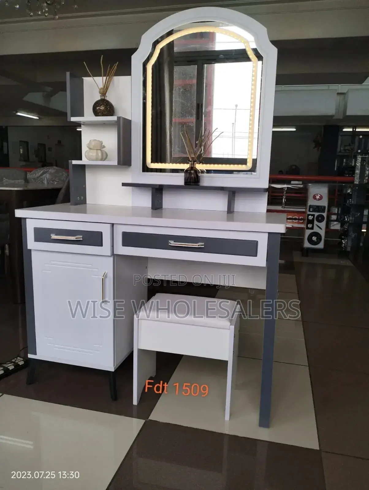 Executive  Big Dressing Table With Sliding Mirror